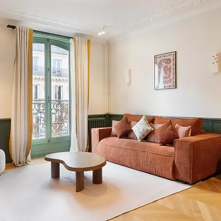 Collection Serviced In Opera - Rue Saint-lazare